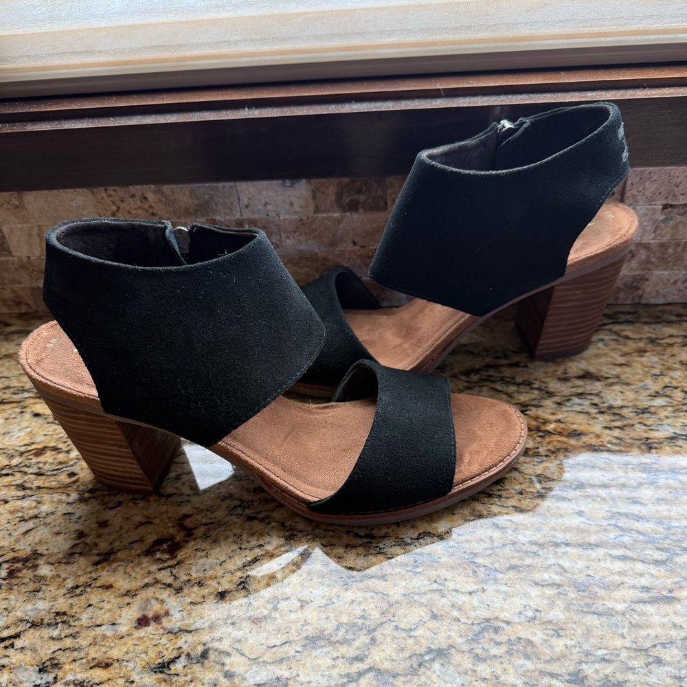 Tom’s Cute Black Wedge Size 9